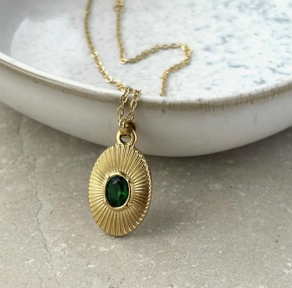 Oval Pendant Necklace with Green Stone Detail in Gold - NOSTRUM