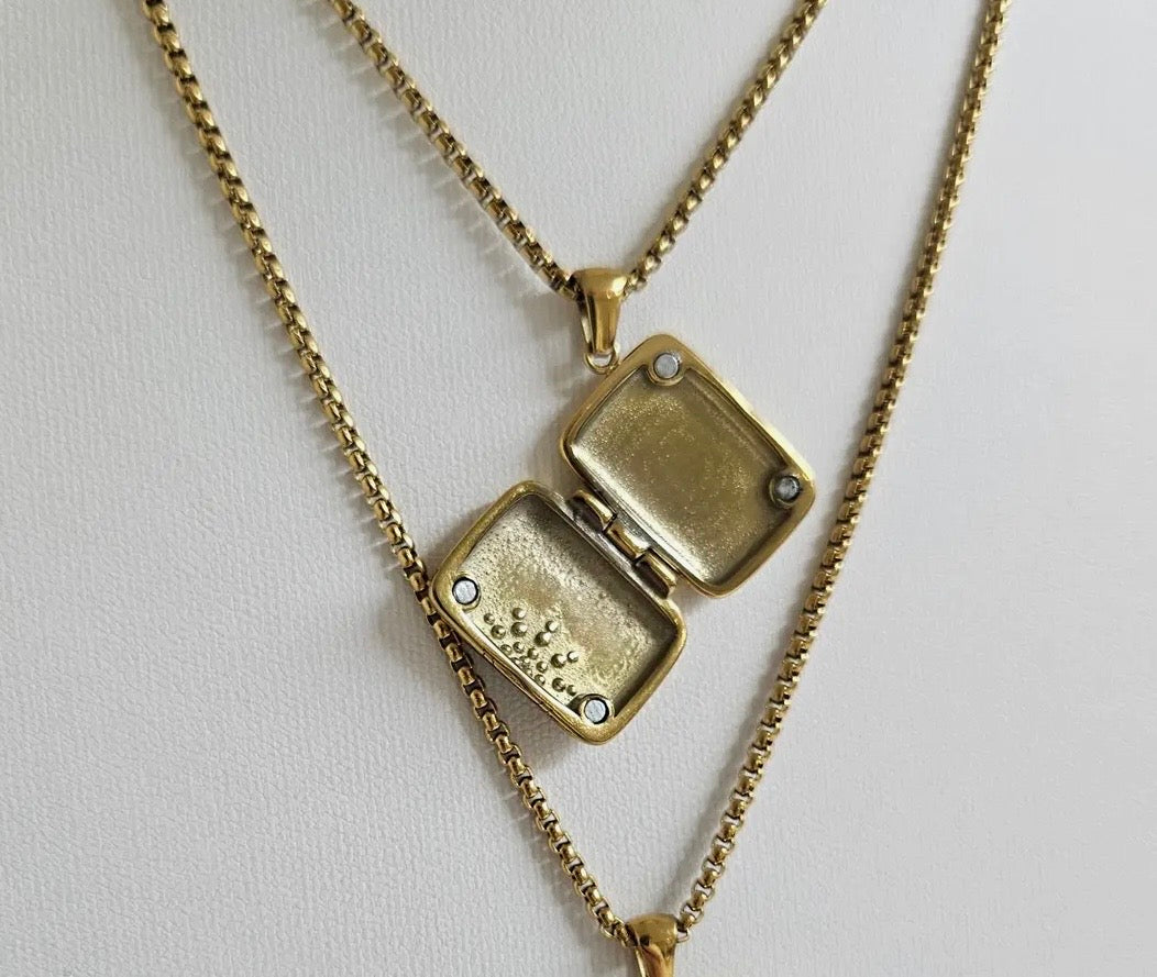 Starburst Locket with CZ Detail in Gold - NOSTRUM