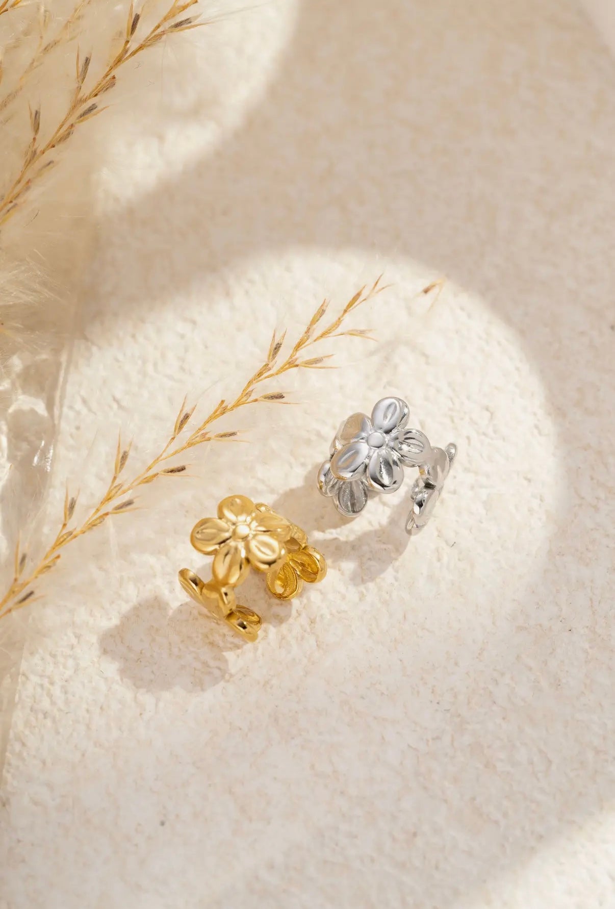 Flower Design Ear Cuff in Gold - NOSTRUM
