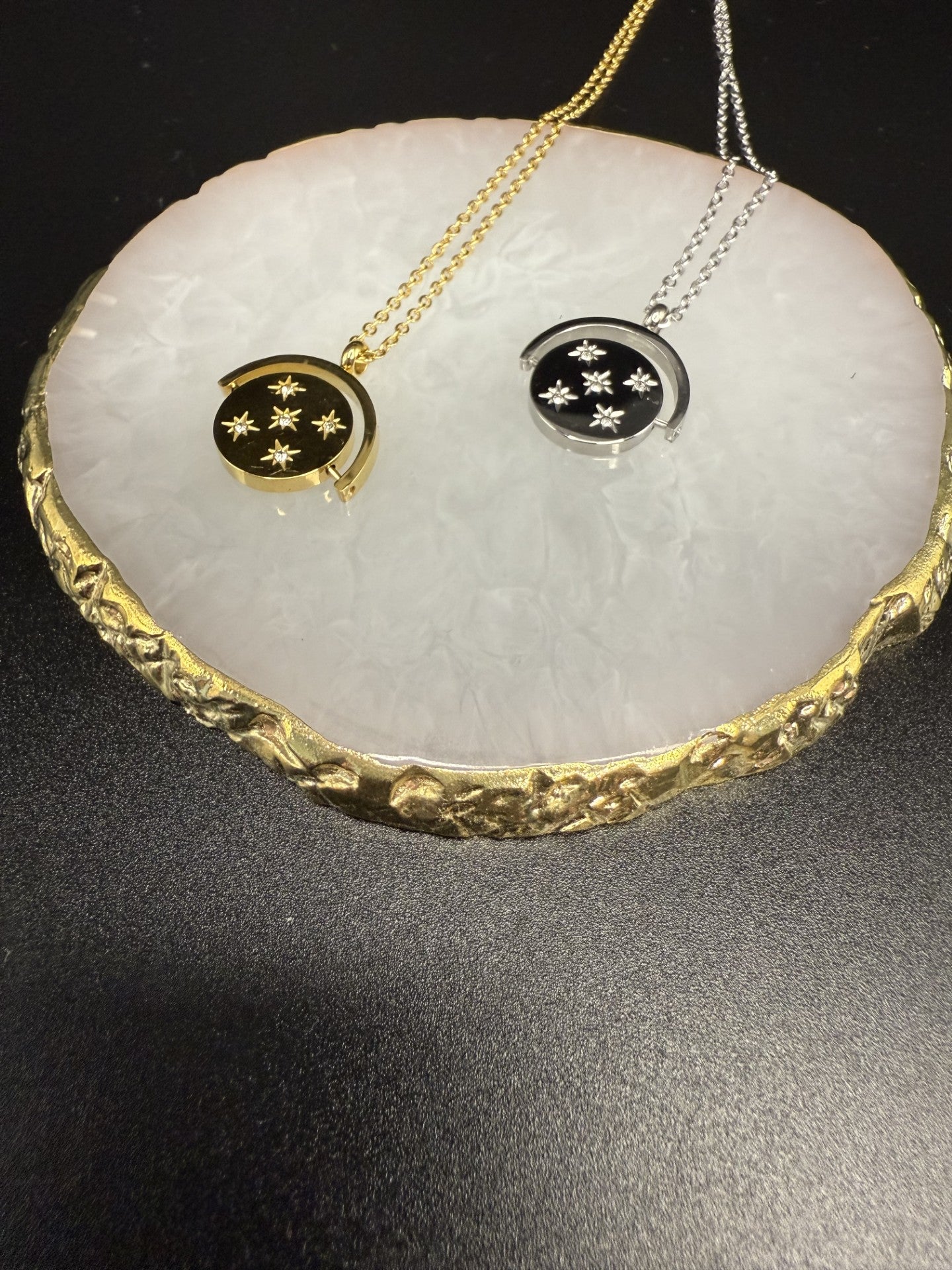 Rotating Disc Necklace in Gold - NOSTRUM