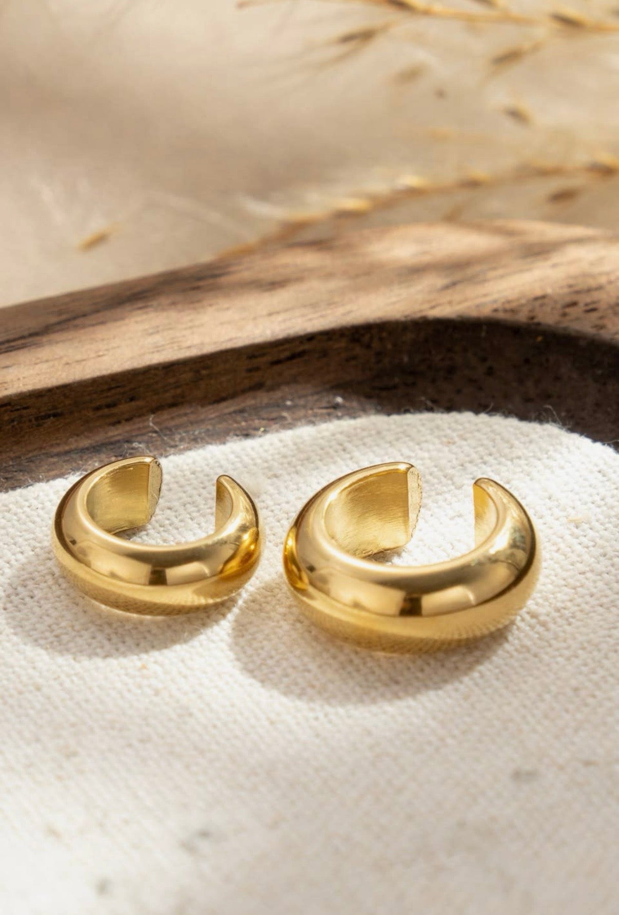 Pair Of Plain Ear Cuffs in Gold - NOSTRUM
