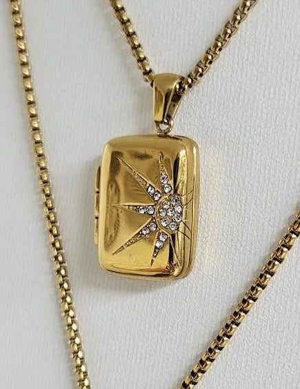 Starburst Locket with CZ Detail in Gold - NOSTRUM