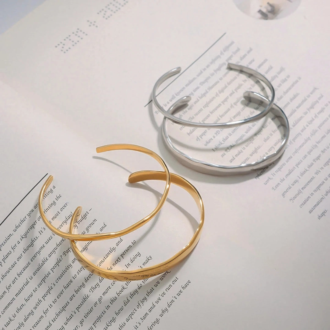 Thin Wave Torque Style Bangle in Gold - NOSTRUM