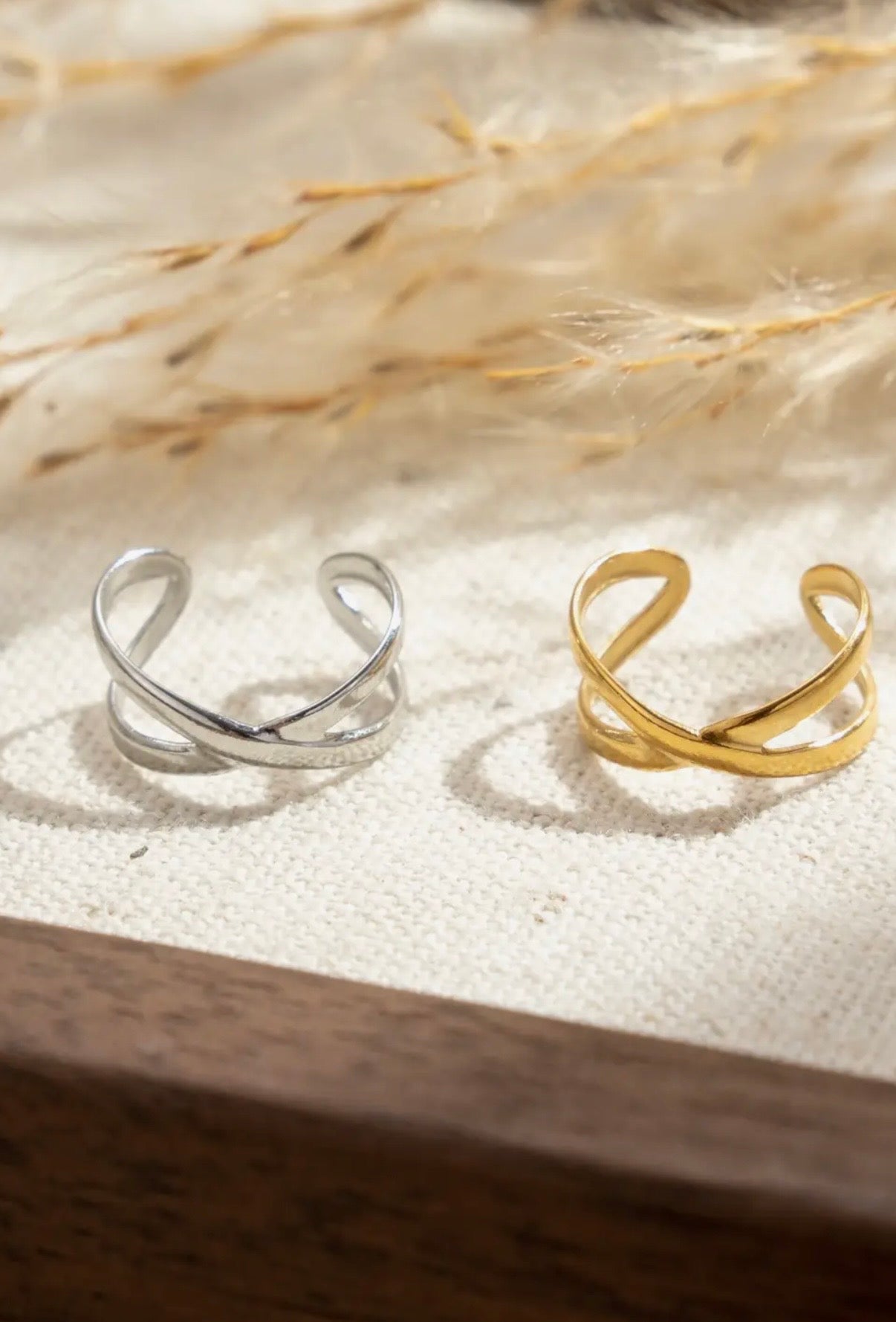 Crossed Ear Cuff in Gold - NOSTRUM