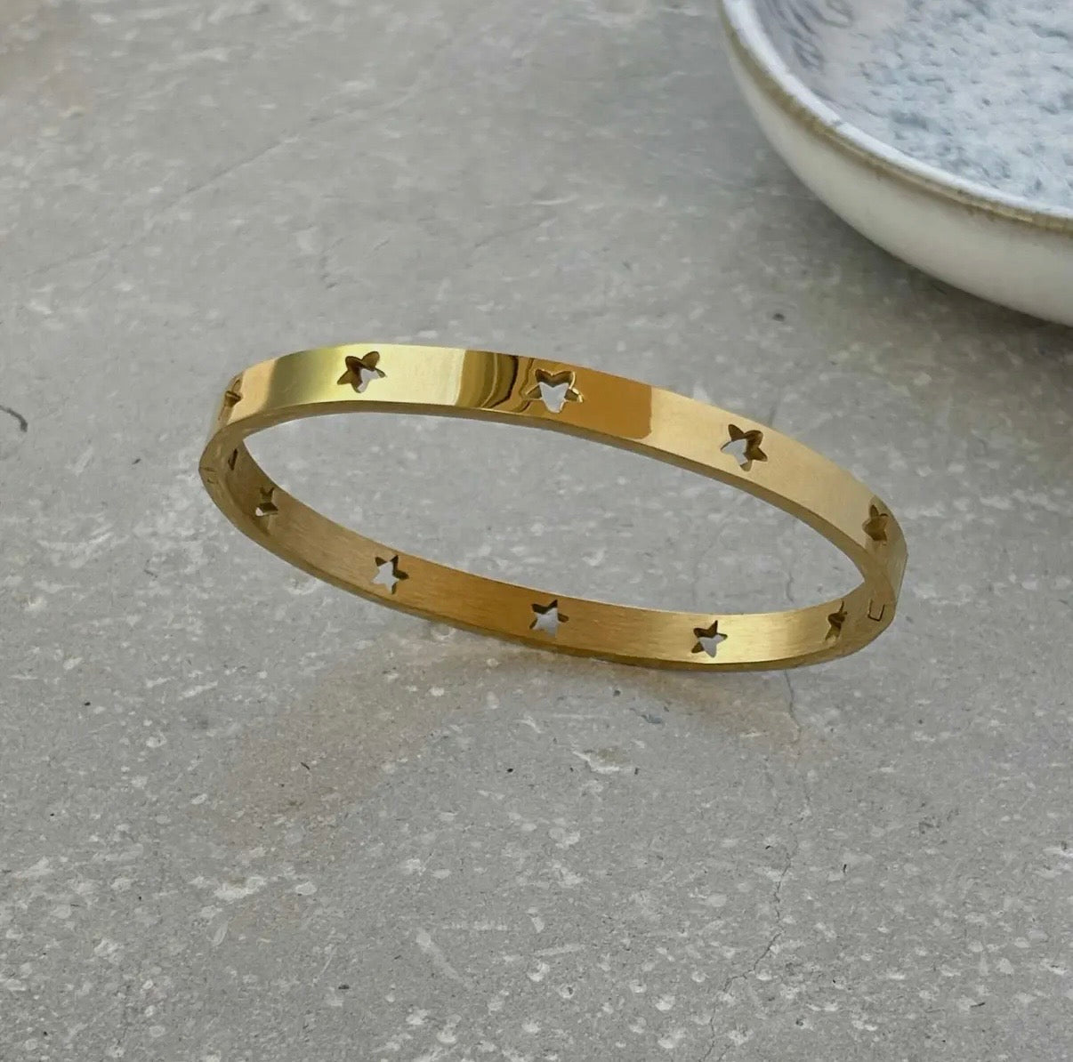 Star Cut-Out Hinged Bangle in Gold - NOSTRUM