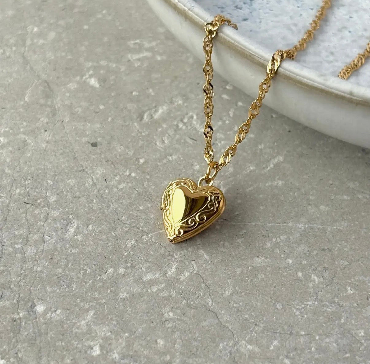 Heart Shaped Locket in Gold - NOSTRUM