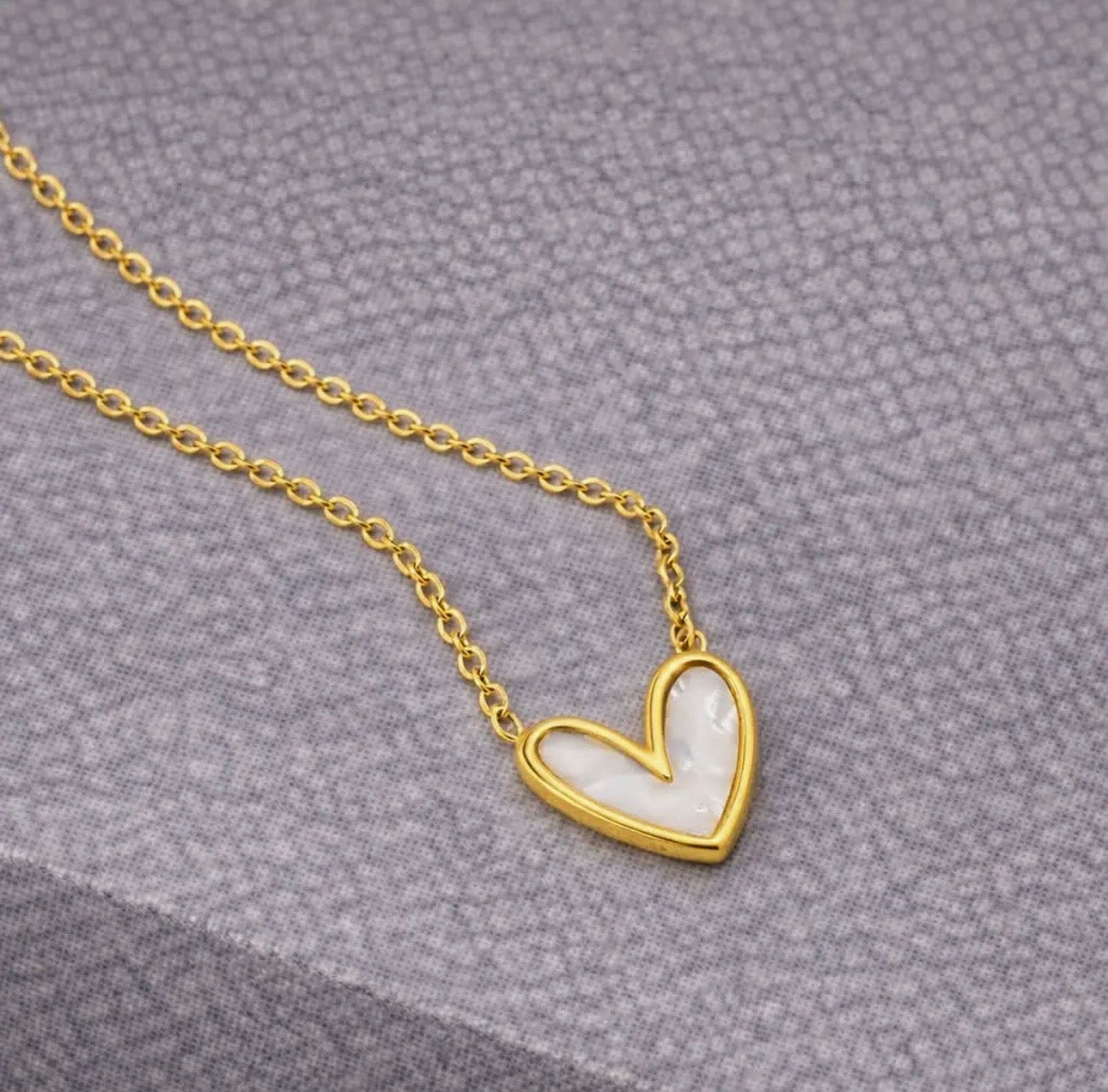 Pearlescent Heart Necklace in Gold - NOSTRUM