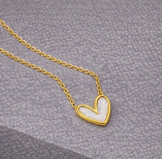 Pearlescent Heart Necklace in Gold - NOSTRUM