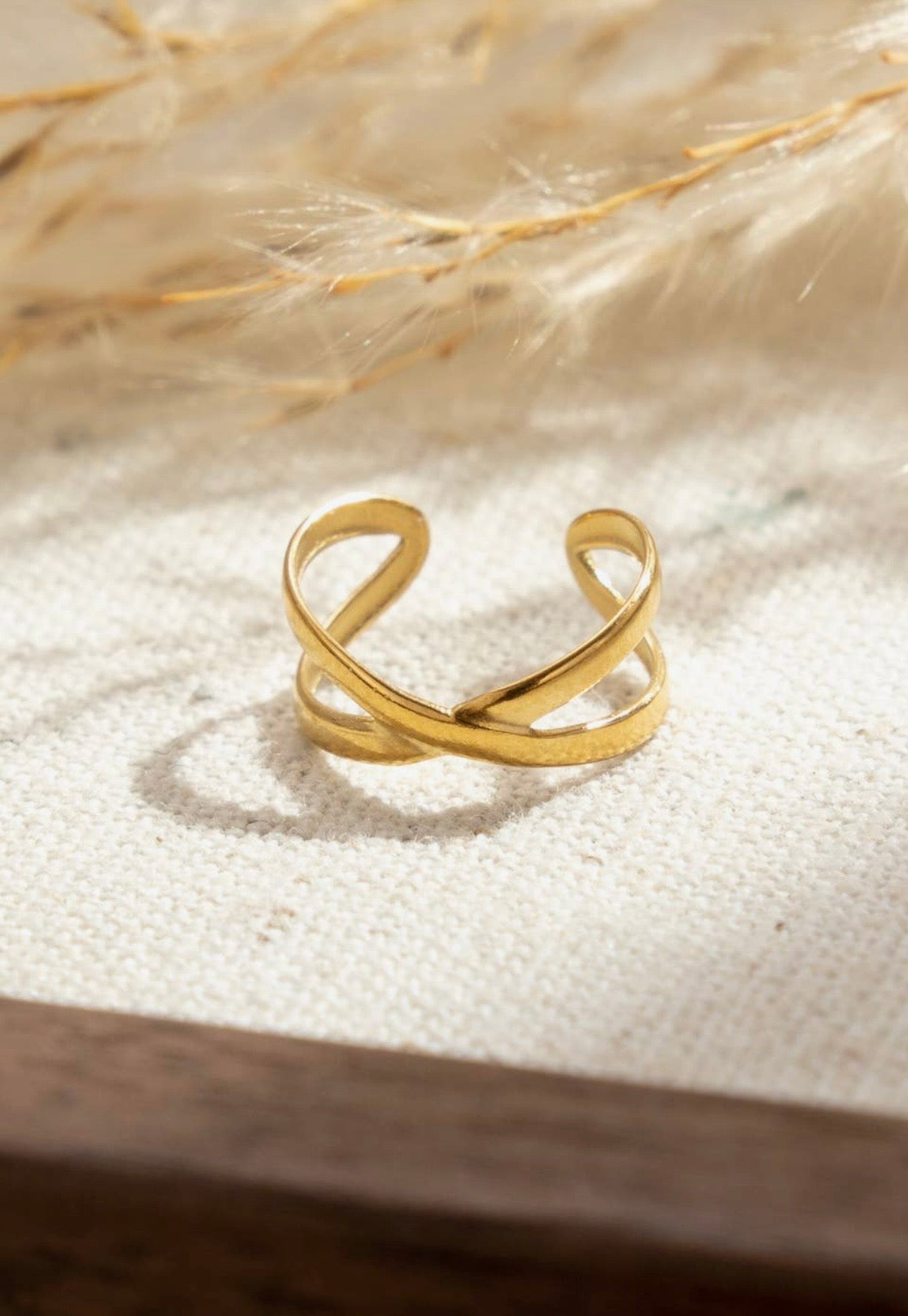 Crossed Ear Cuff in Gold - NOSTRUM
