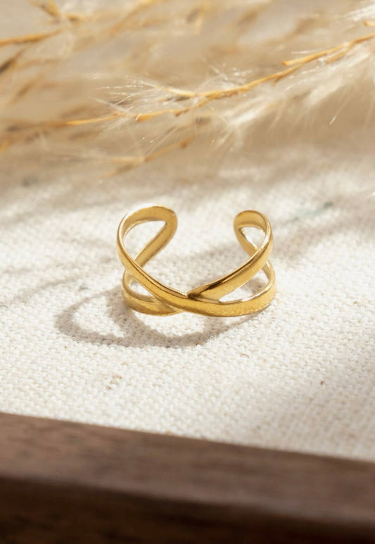 Crossed Ear Cuff in Gold - NOSTRUM