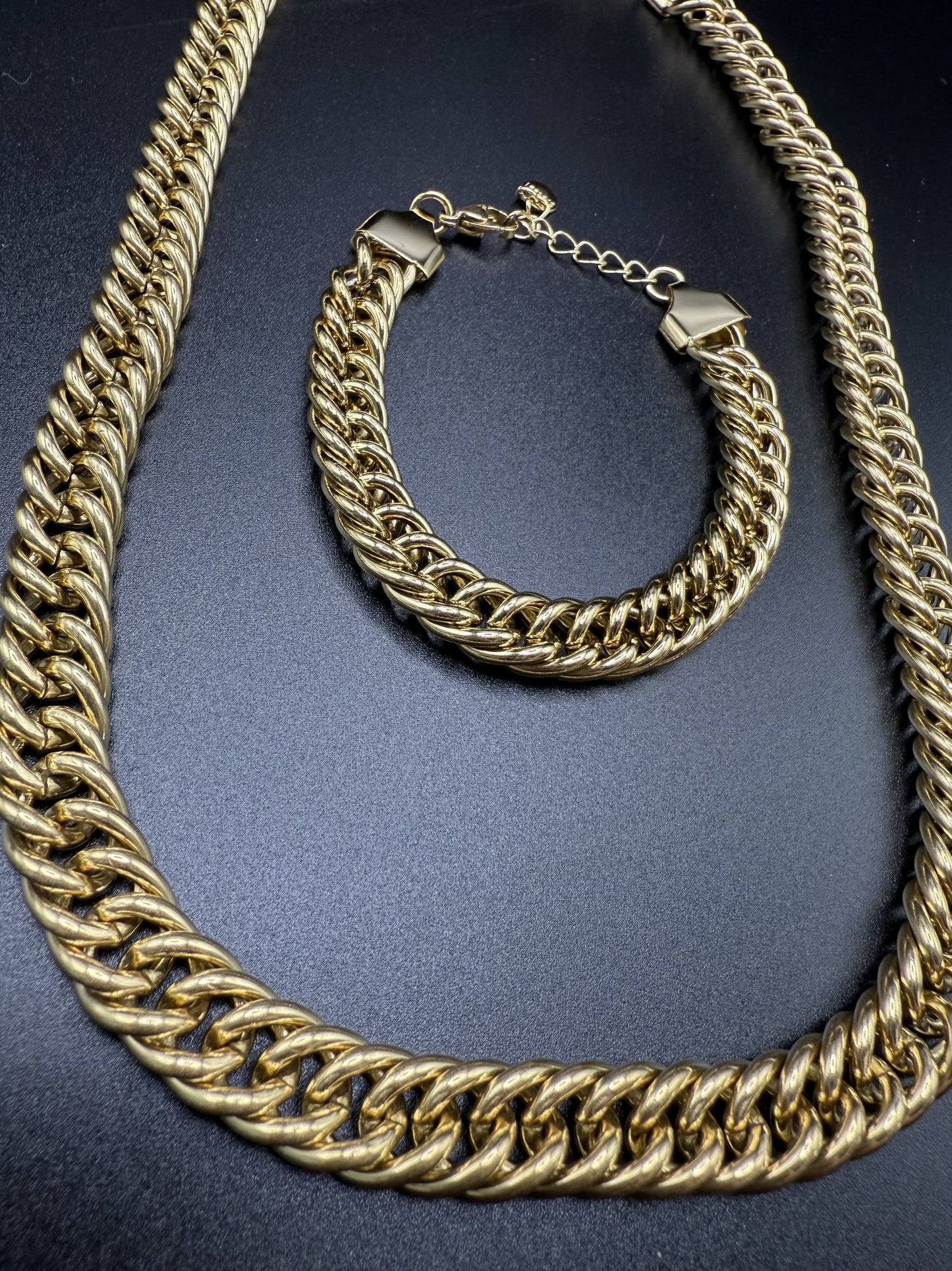 Unisex Chunky Curb Chain Bracelet in Gold - NOSTRUM
