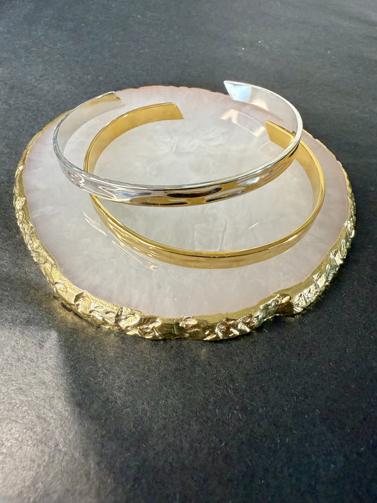 Lotus Hammered Torque Bangle in Gold - NOSTRUM