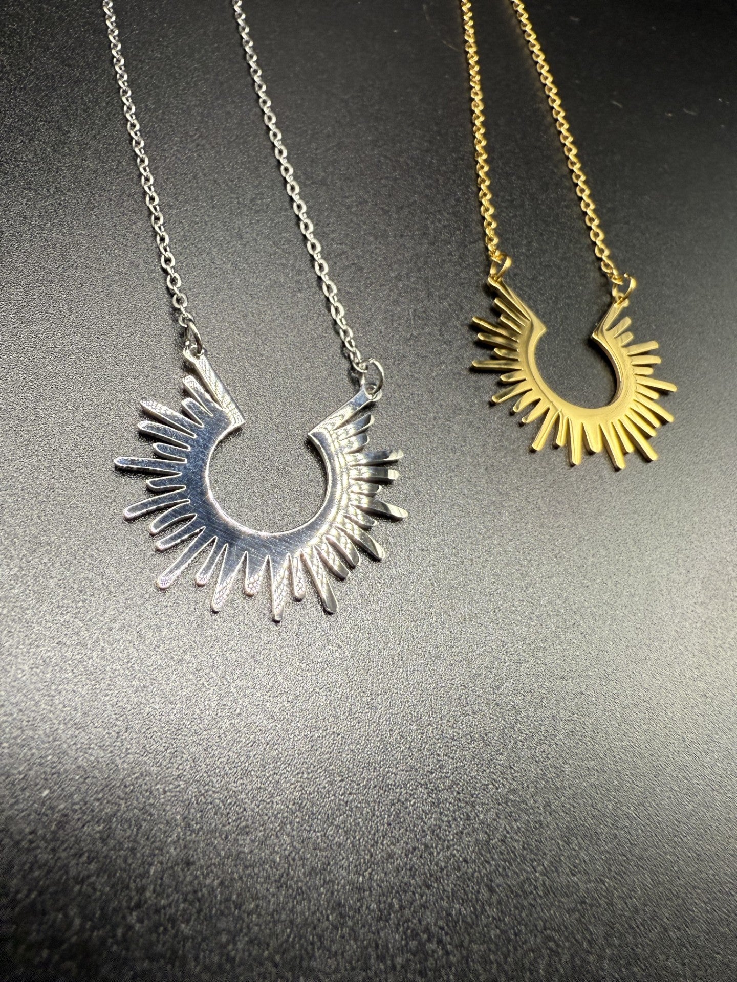 Sunburst Style Necklace in Gold - NOSTRUM